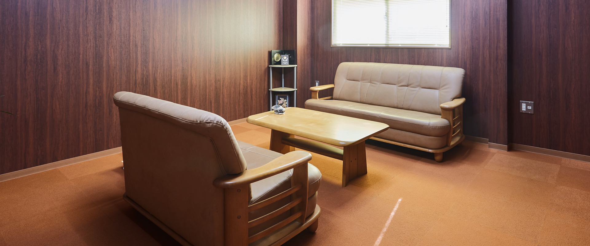 ソファとテーブルのある部屋の写真