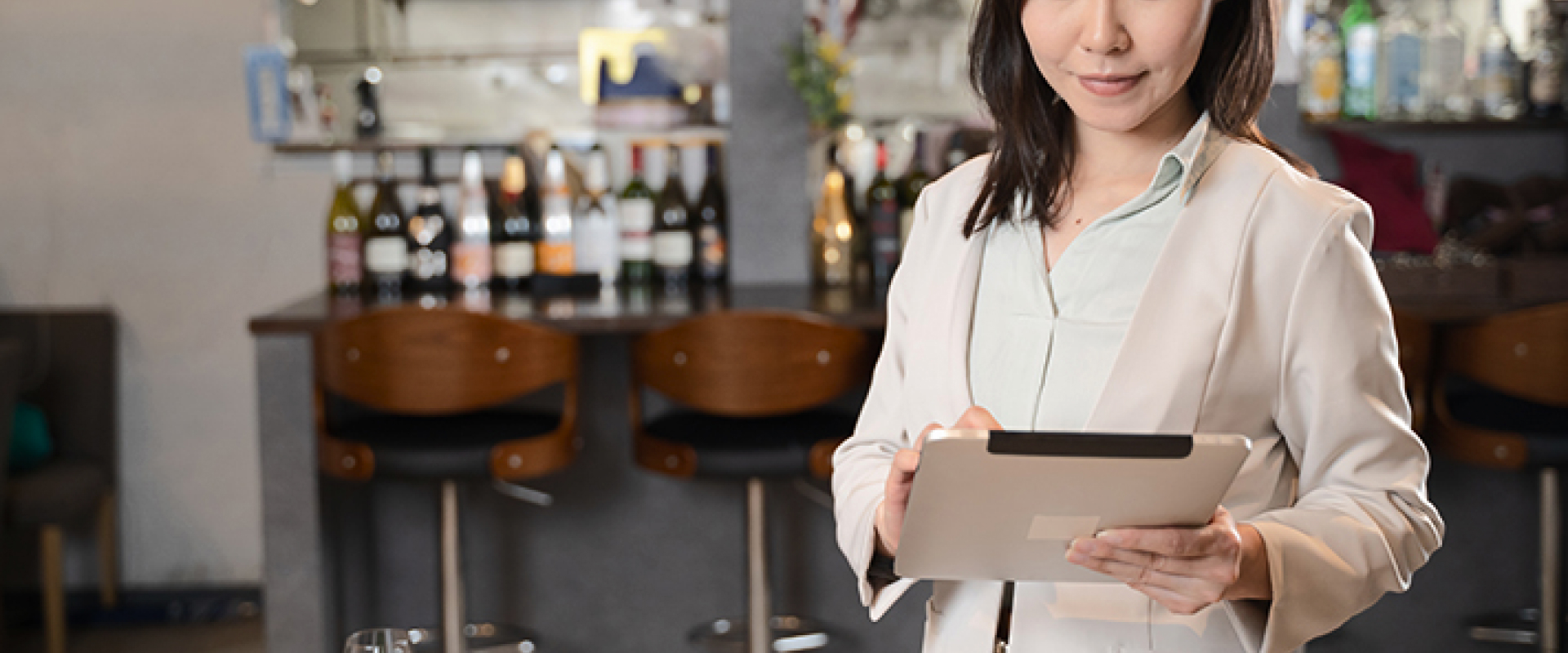 タブレットを手に持つ女性