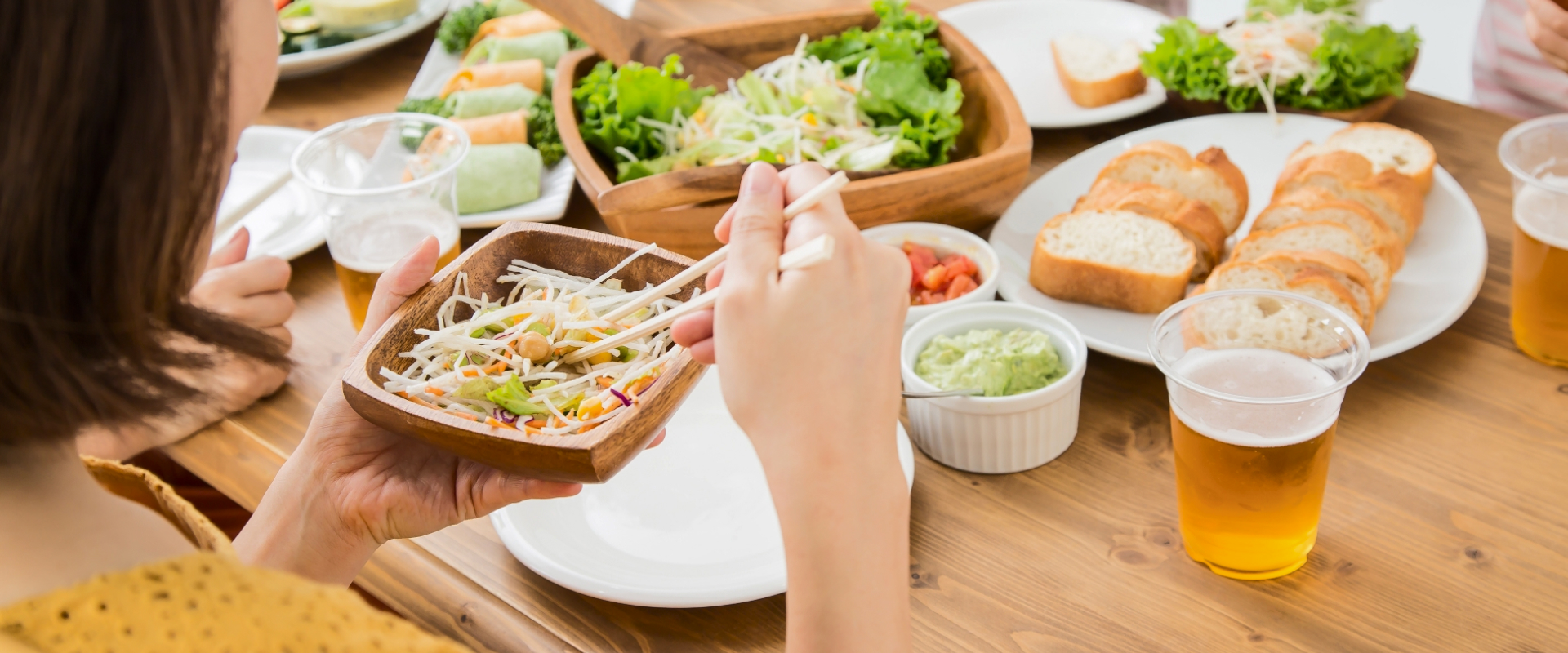食事中の女性